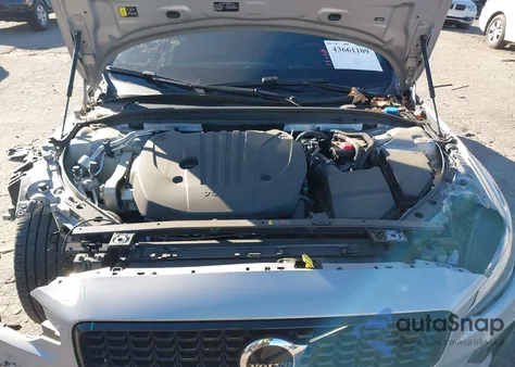 2024 Volvo S60 B5 Core Dark Theme z USA, uszkodzony, nr VIN 7JRL12FK0RG309066